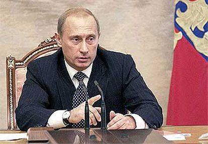 El presidente ruso, Vladímir Putin, se dirige al Gobierno ayer en Moscú.