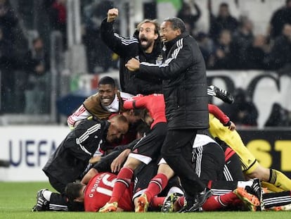 Jugadores y cuerpo técnico del Benfica festejan llegar a la final.