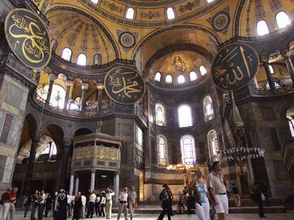 Turistas visitando la Hagia Sophia (Sabiduría Divina). Fue construida en el siglo VI. Desde 1935 es un museo y está considerado como uno de los monumentos arquitectónicos más significativos del mundo.
