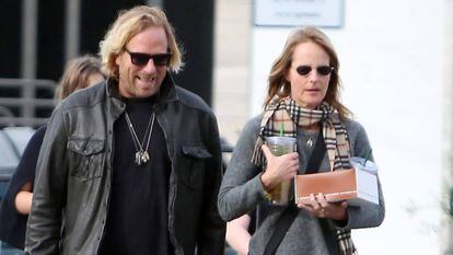 Helen Hunt y Mattew Carnahan paseando por las calles de la ciudad californiana de Brentwood, en 2014.  