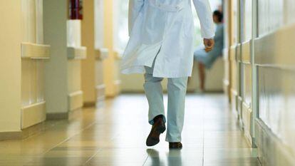 Un médico en el pasillo de un hospital.
