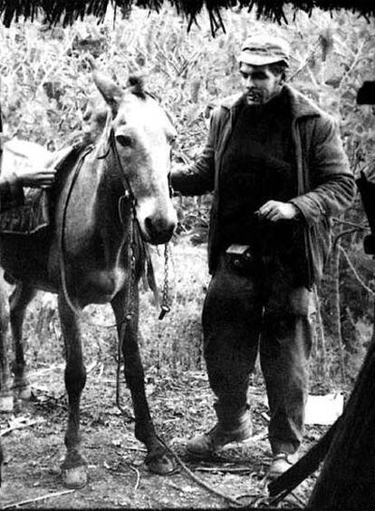 Che Guevara llegando al bohío de Fidel Castro en 1957.