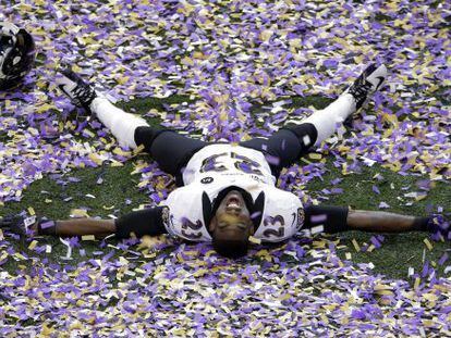 El defensa de los Ravens Chykie Brown celebra su victoria.