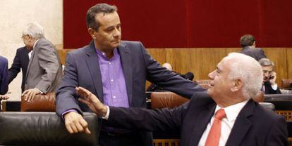 Luciano Alonso, a la derecha, conversa con el portavoz de IU Jos&eacute; Antonio Castro, ayer en el Parlamento.