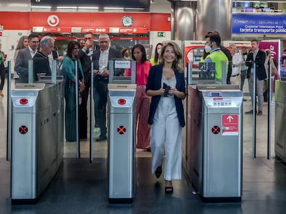 Raquel Sánchez, en el acceso a la estación madrileña de Nuevos Ministerios, este jueves.