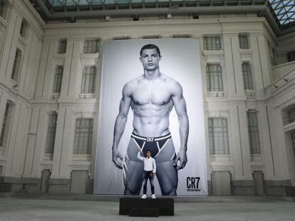 Cristiano Ronaldo posa frente al cartel de su línea de calzoncillos en el Palacio de Cibeles.