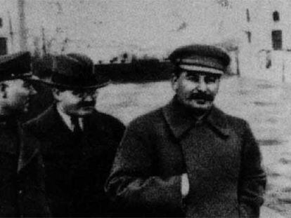 Voroshilov (izquierda), Malenkov y Stalin, en el Volga. A la derecha figuraba Yezhov, <i>desaparecido</i> tras caer en desgracia.