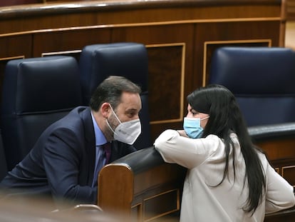 La diputada de Vox Macarena Olona conversa con el ministro de Transportes, José Luis Ábalos, durante el pleno extraordinario celebrado este jueves en el Congreso de los Diputados.