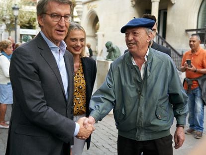 Feijóo saluda a un vecino durante su paseo de esta mañana por el centro de Vitoria, adonde ha acudido para participar en foro organizado por ‘El Correo’ y Petronor.