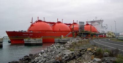 Iberdrola entrega una carga de gas a BP en la regasificadora de Bilbao.