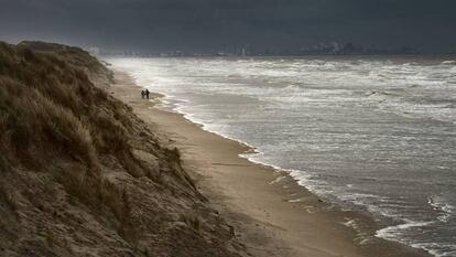 Una playa solitaria en Dunquerque (Francia).