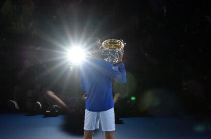 Novak Djokovic posa para los medios gráficos.