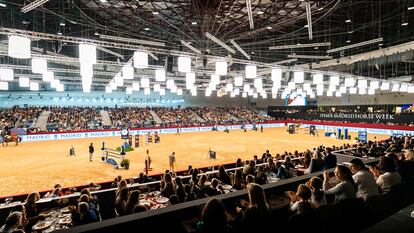 Pista central de la pasada edición de Ifema Madrid Horse Week con algunas de las mesas vip en la grada más cercana a la arena.