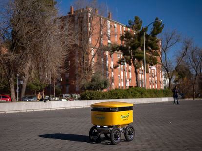 Un robot de Glovo que hará repartos por la zona De Goya, circula en La Nave de Villaverde en Madrid.