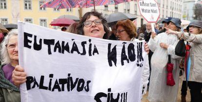 Manifestación en Lisboa contra de la despenalización de la eutanasia.