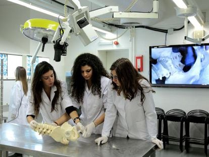 Alumnas de Medicina de la Universidad de Barcelona en 2010. 