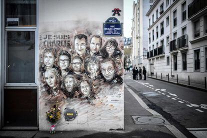 Retratos de los trabajadores de 'Charlie Hebdo' muertos en el ataque, en enero de 2019 en una pared frente a la redacción de la revista en París.