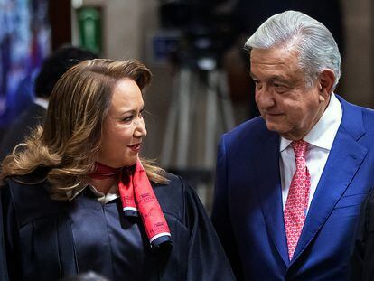 La ministra Yasmín Esquivel y el presidente de México, Andrés Manuel López Obrador, durante un acto en la Suprema Corte, el 15 de diciembre de 2022.