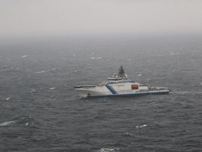 Un buque de los guardacostas finlandeses, este miércoles en el lugar donde se ha producido la fuga en el Balticconnector.