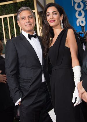 George Clooney y su esposa, en su primera aparición conjunta en una alfombra roja en los últimos Globos de Oro.