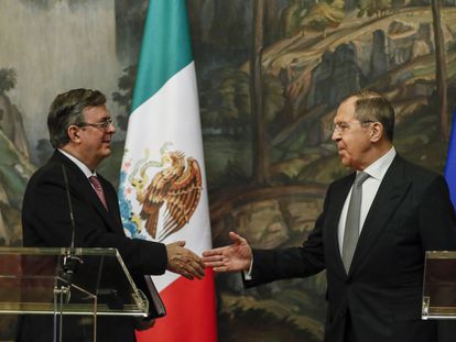 El canciller mexicano, Marcelo Ebrard, con su homólogo ruso, Serguéi Lavrov.