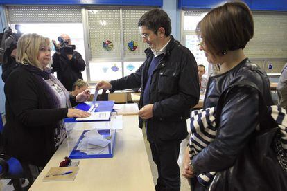 El secretario general del PSE EE, Patxi López, vota en Bilbao junto a su esposa, Begoña Gil.