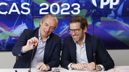 El coordinador del programa electoral del PP, Íñigo de la Serna (a la izquierda), y el portavoz de campaña, Borja Sémper, el día 12 en Madrid.