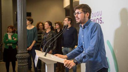 Lander Martínez, exlíder de Podemos Euskadi, anuncia su dimisión con Rosa Martínez, de azul, al fondo. 