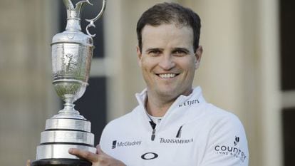 Zach Johnson posa con la Jarra de Clarete.