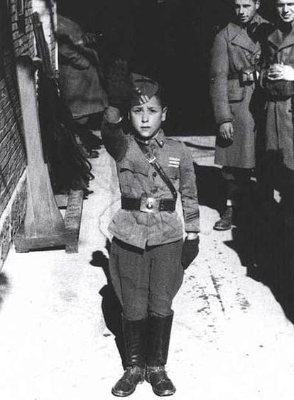 Un niño uniformado hace el saludo fascista.