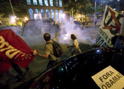 La policía lanza gases contra los manifestantes reunidos frente a la Embaja de EE UU en Río de Janeiro.