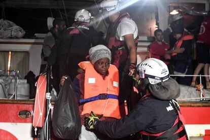 Migrantes rescatados son trasladados de un barco de una ONG a otro mayor este martes.