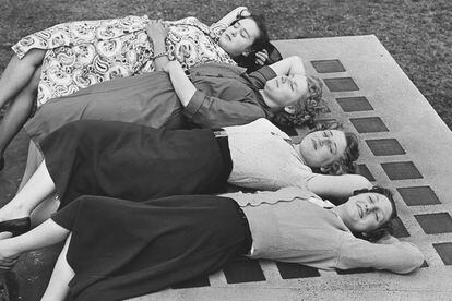 Cuatro oficinistas descansan en la terraza de un edificio en Adelaida, Australia, en 1953.
