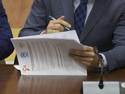 Acte de la firma de l'acord entre Ciutadans, el PP i Vox.