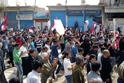 Manifestantes antigubernamentales marchan en el pueblo de Kamishli tras el rezo del viernes.