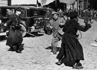 Represión en la Plaza de Sant Jaume de Barcelona el 18 de febrero de 1936. Guardias de Asalto cargan contra un manifestante