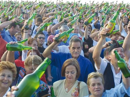 Un grupo de personas escanciando sidra en Gijón.