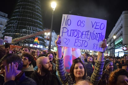 En la protesta hubo varios mensajes alusivos a las manifestaciones en Ferraz, que han captado toda la atención mediática de los últimos días.