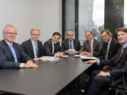 Ejecutivos de Acciona y Nordex, el 5 de octubre, en la firma del acuerdo de integraci&oacute;n de Windpower con la alemana.