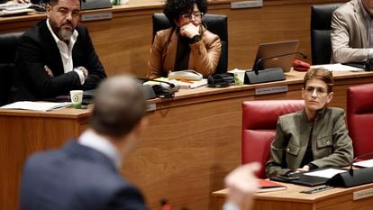 La presidenta del Gobierno de Navarra, María Chivite (derecha) en el pleno del Parlamento de Navarra, este jueves en Pamplona.