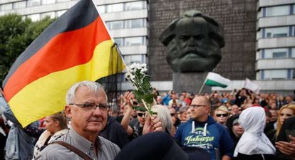 Un manifestante en la concentración organizada por PEGIDA este lunes en Chemnitz (Alemania).