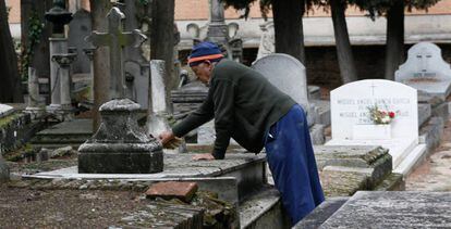Un jubilado que se dedica a limpiar las tumbas del cementerio de La Almudena, en Madrid.
