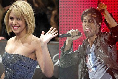 Shakira saluda al llegar a la gala musical, y Enrique Iglesias, ayer en un momento de su actuación.