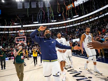 Donovan Mitchell celebra con el público la victoria de Utah Jazz ante los Clippers en el partido disputado el 15 de diciembre.