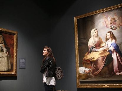 Una mujer ante 'La infanta Margarita de blanco', de Velázquez, en Sevilla. A su derecha, 'Santa Ana enseñando a leer a la Virgen', de Murillo