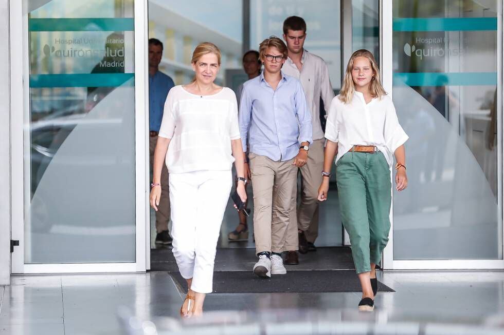 Cristina de Borbón, con sus hijos, Miguel, Juan e Irene.