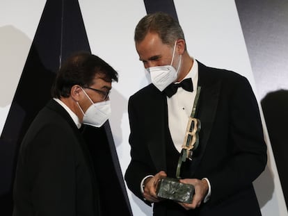 Felipe VI entrega el Premio Mariano de Cavia al escritor y columnista Javier Cercas, esta noche, en la sede de 'Abc'.