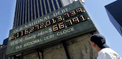 Un joven contempla el reloj de la deuda, en Nueva York, donde se indica el endudamiento de EE UU.