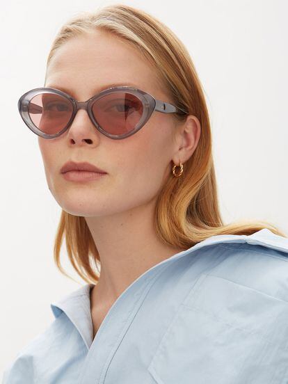 En gris y con los cristales rosas, estas gafas de Chloé tienen lo mejor de la estética deportiva tan de actualidad por su montura ovalada, pero matizado con unos colores sofisticados.

250€