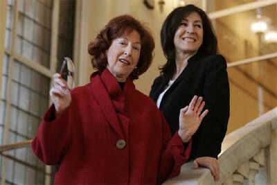 María Corral (a la izquierda) y Rosa Martínez, ayer en el Círculo de Bellas Artes de Madrid.